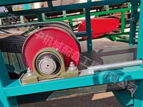 Tensioning device of mobile steering grain throwing belt conveyor