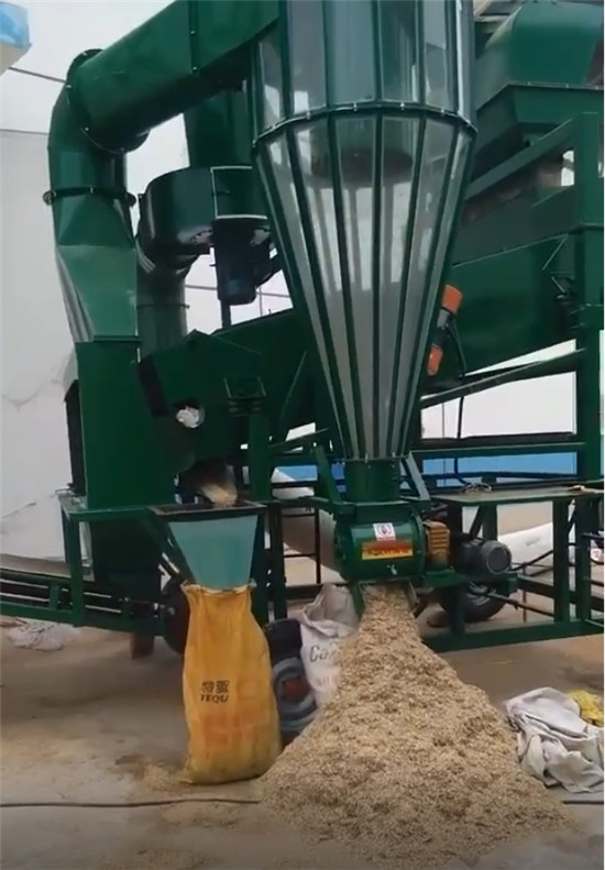 environmental protection vibrating screen working picutre