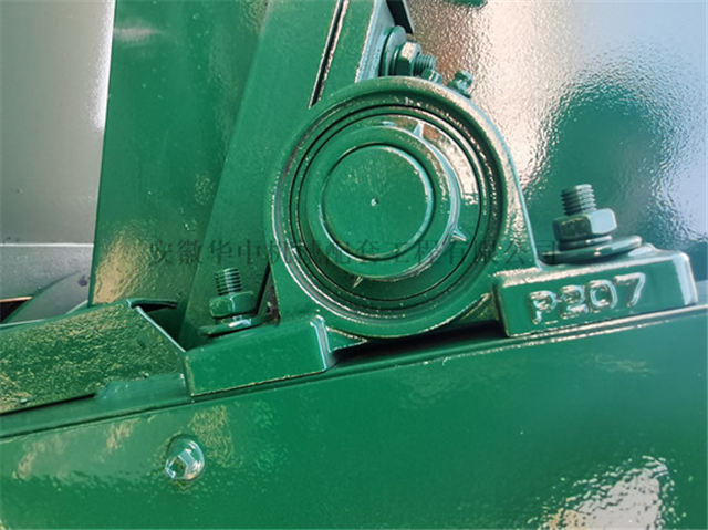 Fasteners of the mobile grain scraper 