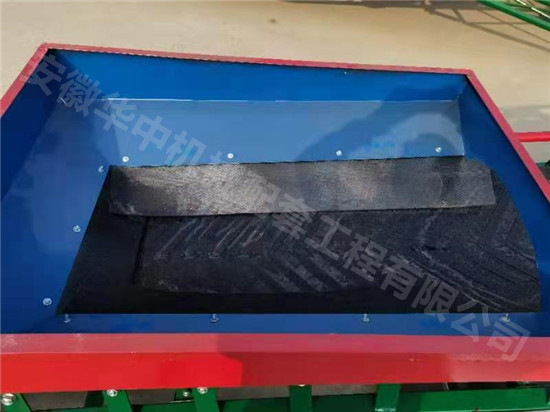  feeding hopper of the conveyor 