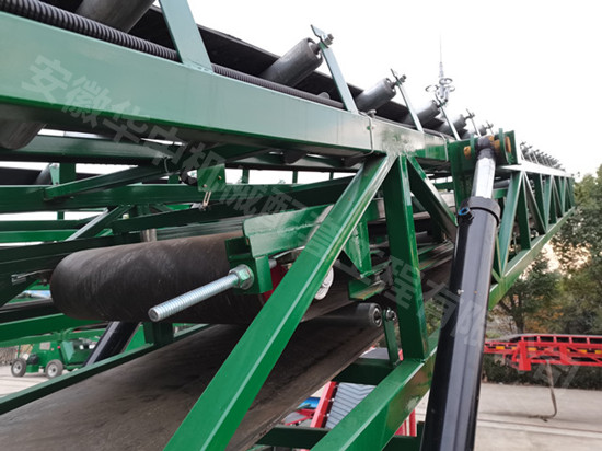 Telescopic device of steering telescopic loading belt conveyor